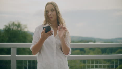 Mujer-Pensativa-Navegando-Por-Teléfono-Inteligente