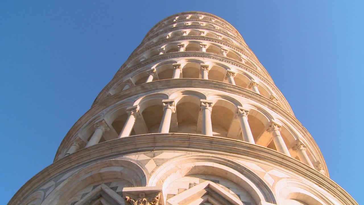 이탈리아 피사의 사탑의 낮은 각도