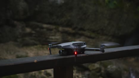dron en un puente sobre una cascada