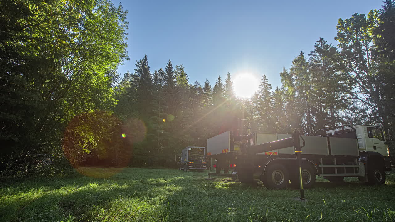 Billede af ingeniører, der tjekker en petrokemisk gasledning på en byggeplads omgivet af grøn vegetation om dagen
