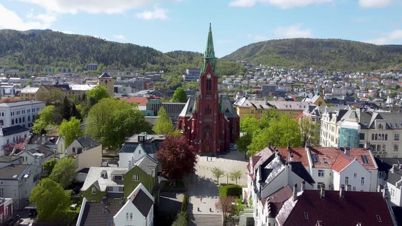 antena acercándose a la enorme iglesia de johannes en bergen noruega - antigua iglesia católica hecha de ladrillo