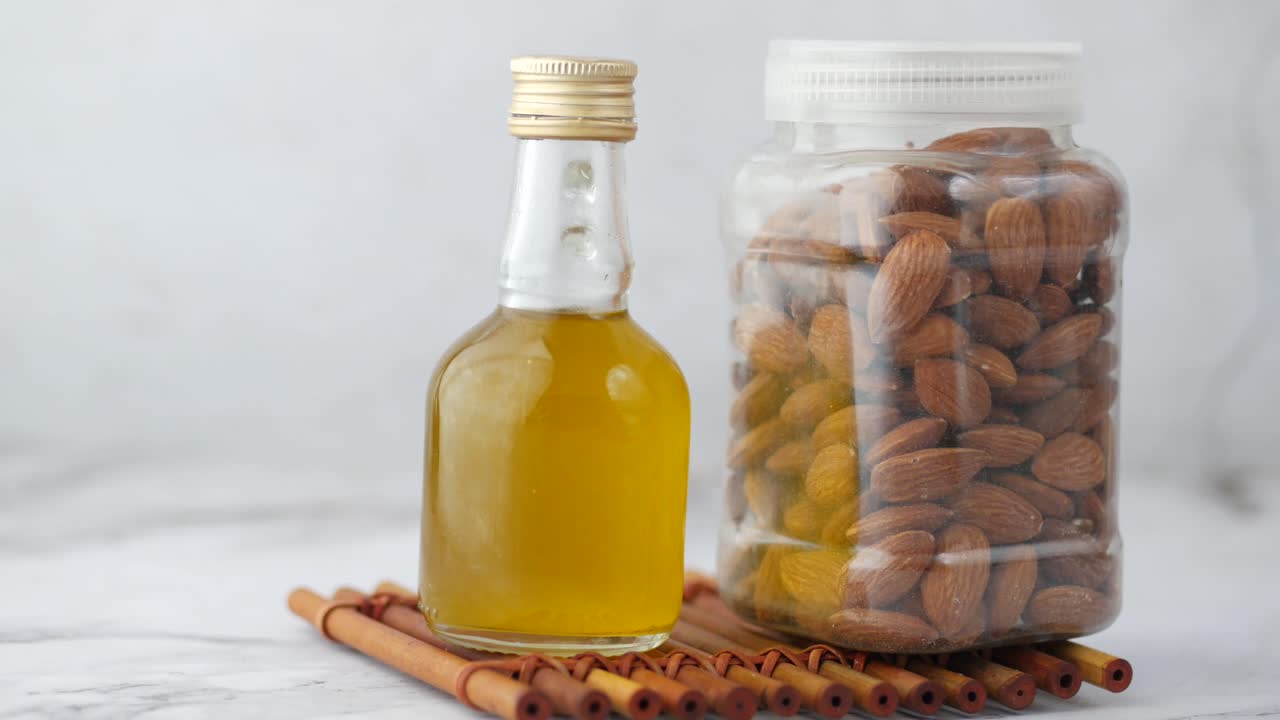 aceite de almendras y almendras