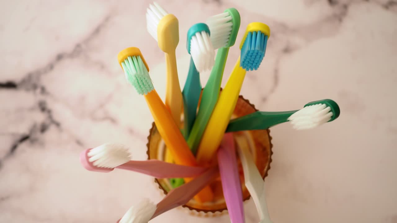 cepillos de dientes coloridos en un soporte