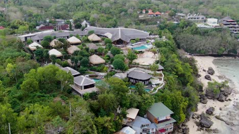 Complejo-De-Villas-De-Lujo-En-La-Costa-Rocosa-De-Padang-Padang-En-Bali,-Vista-De-órbita-Aérea