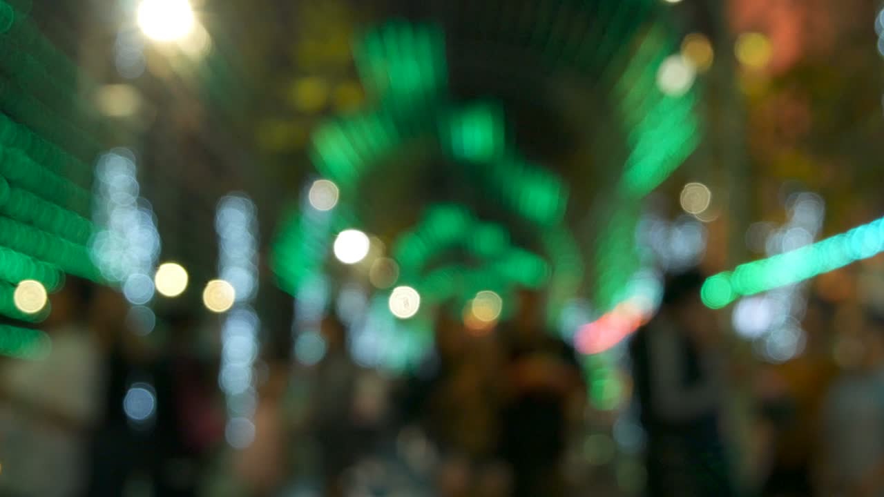gente caminando por la calle por la noche fondo, túnel de borroso colorido bokeh luz desfocado fondo y textura para navidad