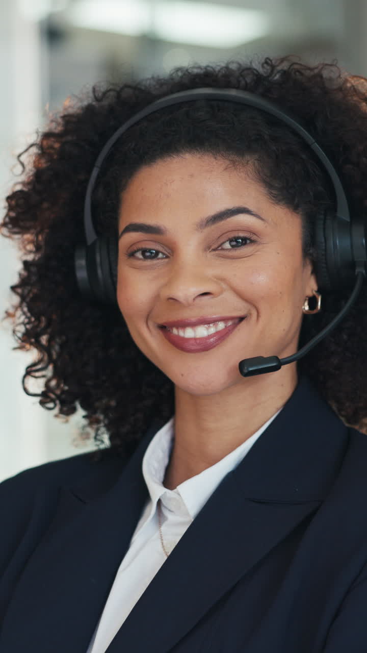 Mulher Profissional Sorridente Usando Headset no Escritório