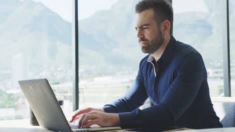 hombre de negocios trabajando en su computadora portátil