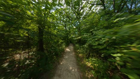 Andar-En-Bicicleta-Y-Correr-Por-Un-Sendero-De-Piedra-Caliza-Triturada