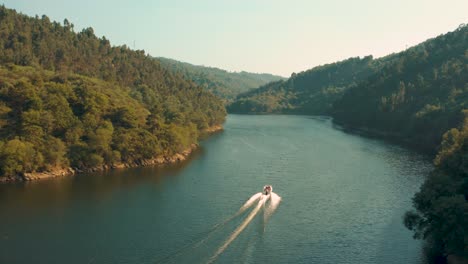 Drohne-Folgt-Boot-Im-Fluss-Portugal-4k