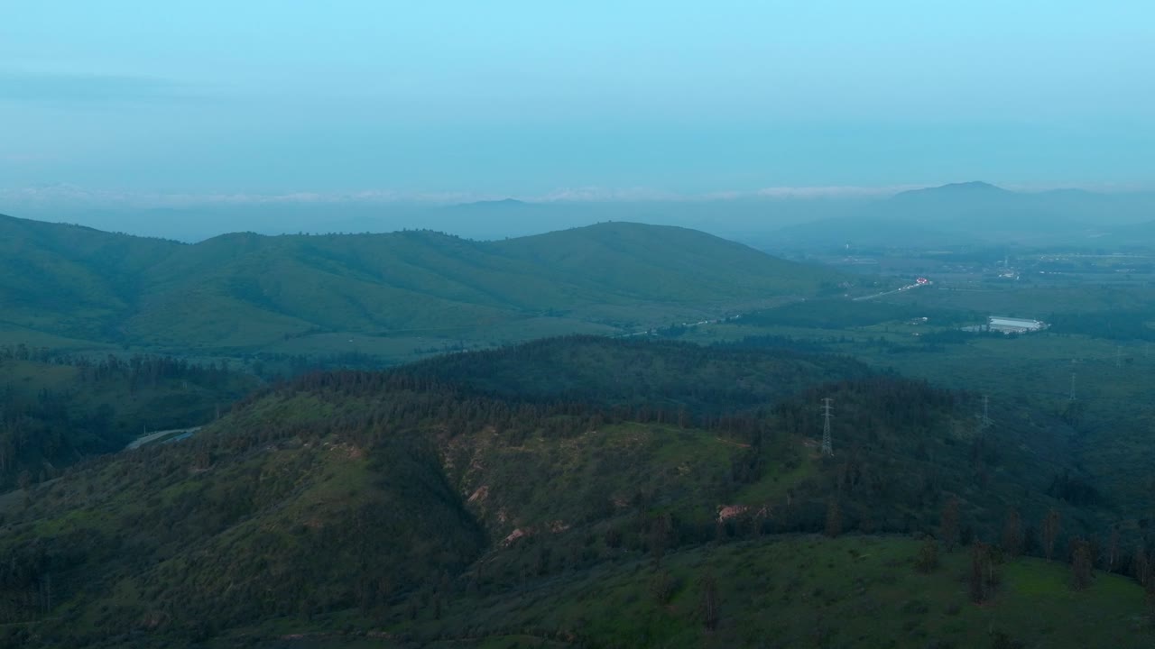 중앙 칠레의 푸른 시간에 여러 빽빽한 산의 조감도에서 돌리
