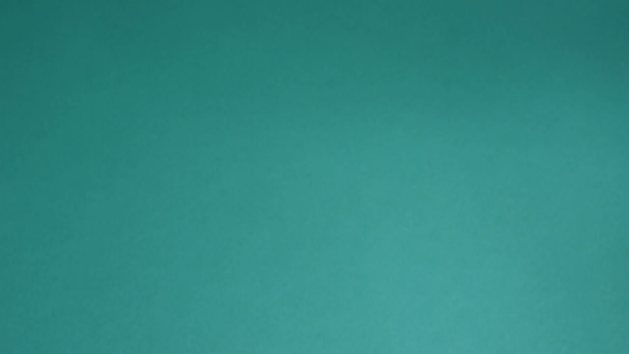 animación de modelos moleculares 3d sobre papelería y equipos escolares en la mesa verde