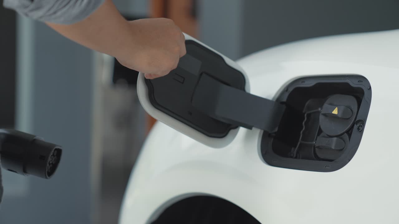 충전 스테이션에서 케이블을 통해 전기 차량을 충전하는 진보적인 아이디어입니다.