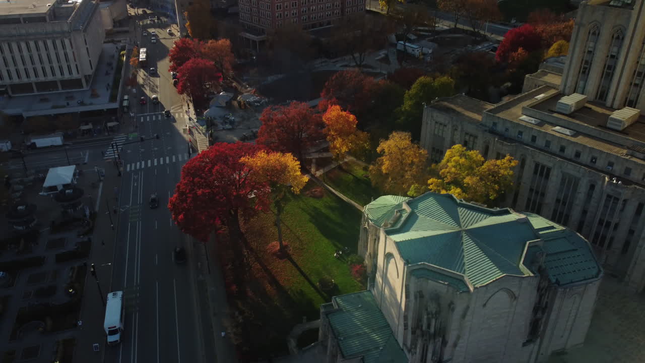 una puesta de sol de otoño vista aérea inclinada hacia abajo sobre la avenida forbes en el distrito de oakland de pittsburgh, pennsylvania