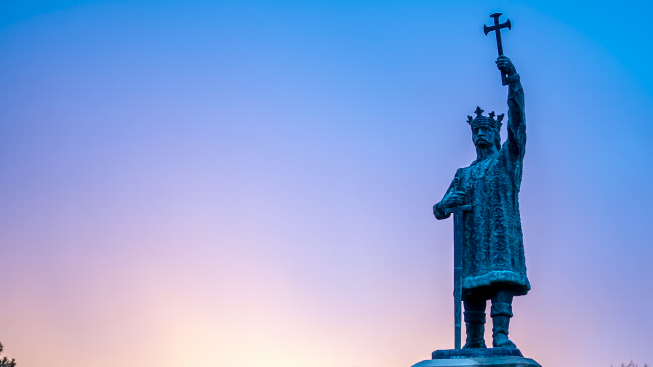 Chisinau, Moldova - 10 gennaio 2023: Monumento a Stefano il Grande nel centro della città, al tramonto