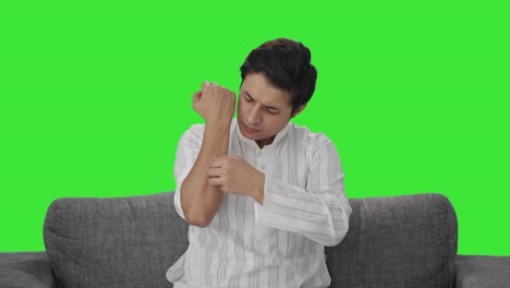 hombre indio quitando un vendaje pantalla verde