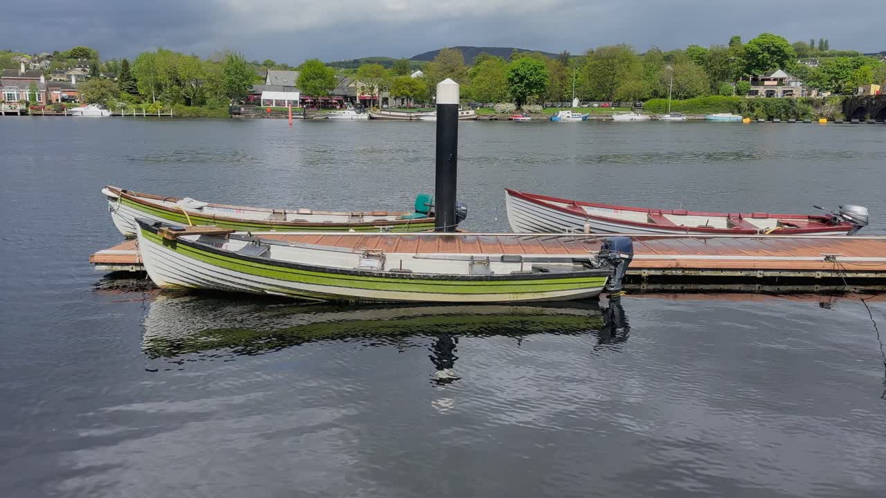 강 물은  ⁇ 은 나무 모터 보트의 gunwale에  ⁇ 빛을 반영