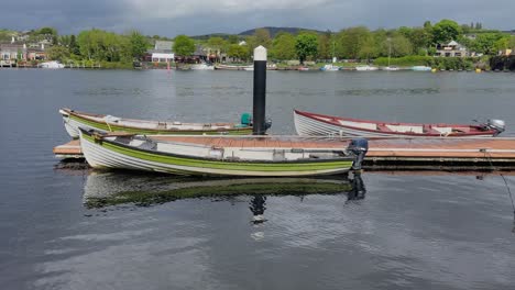 Das-Flusswasser-Reflektiert-Den-Sonnenschein-Auf-Dem-Dollbord-Eines-Alten-Hölzernen-Motorboots