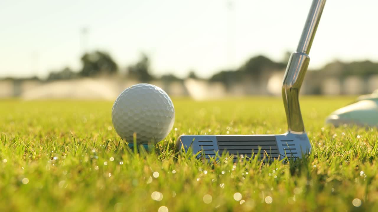 손 장갑으로 골프 공을 티에 놓는 것