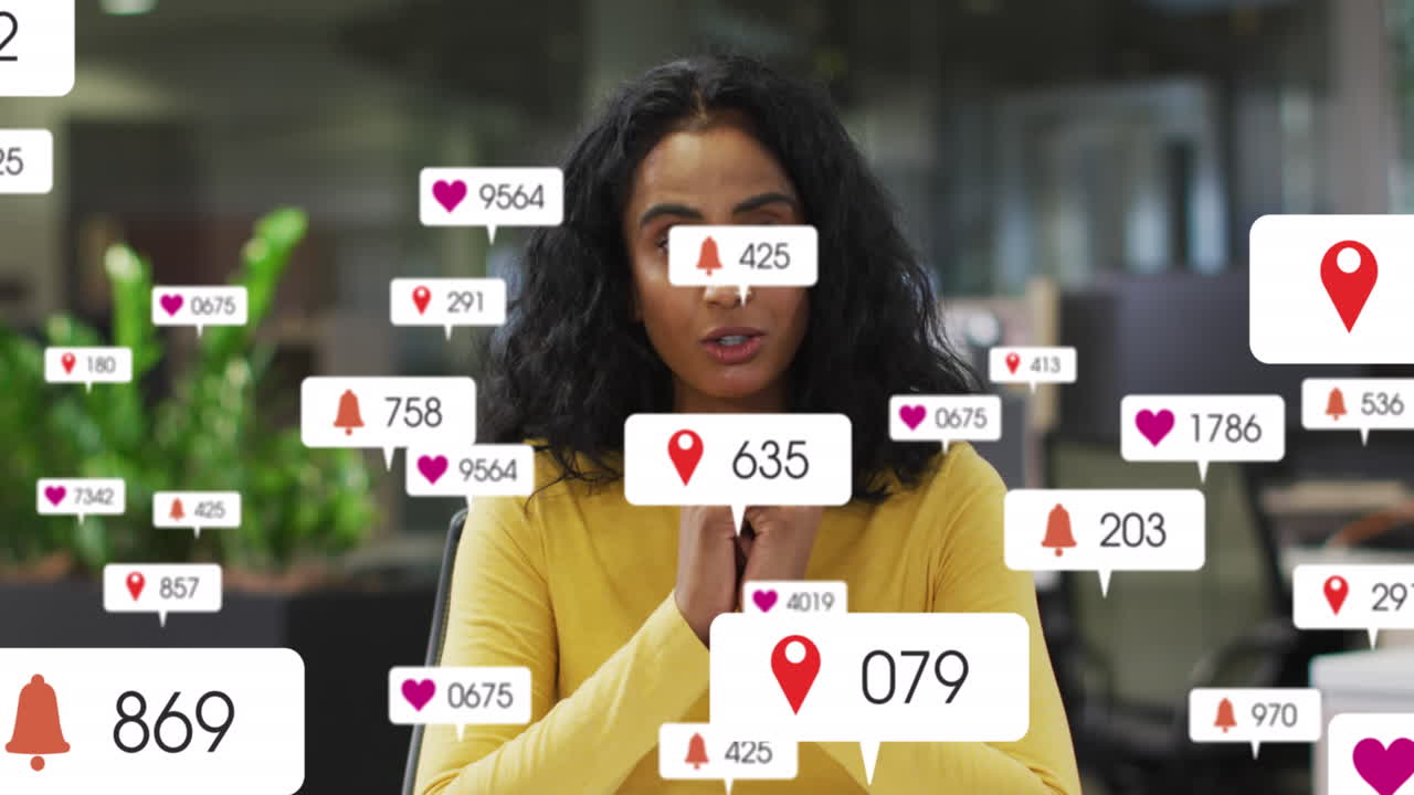 animación del procesamiento de datos de las redes sociales sobre una mujer de negocios biracial en una llamada de video