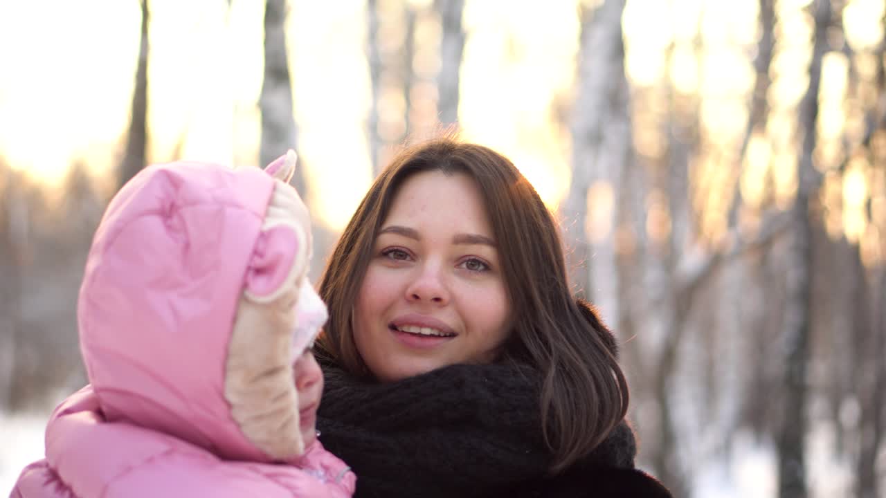 Мать и ребенок в зимнем парке