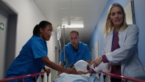 respuesta médica de emergencia en el corredor del hospital