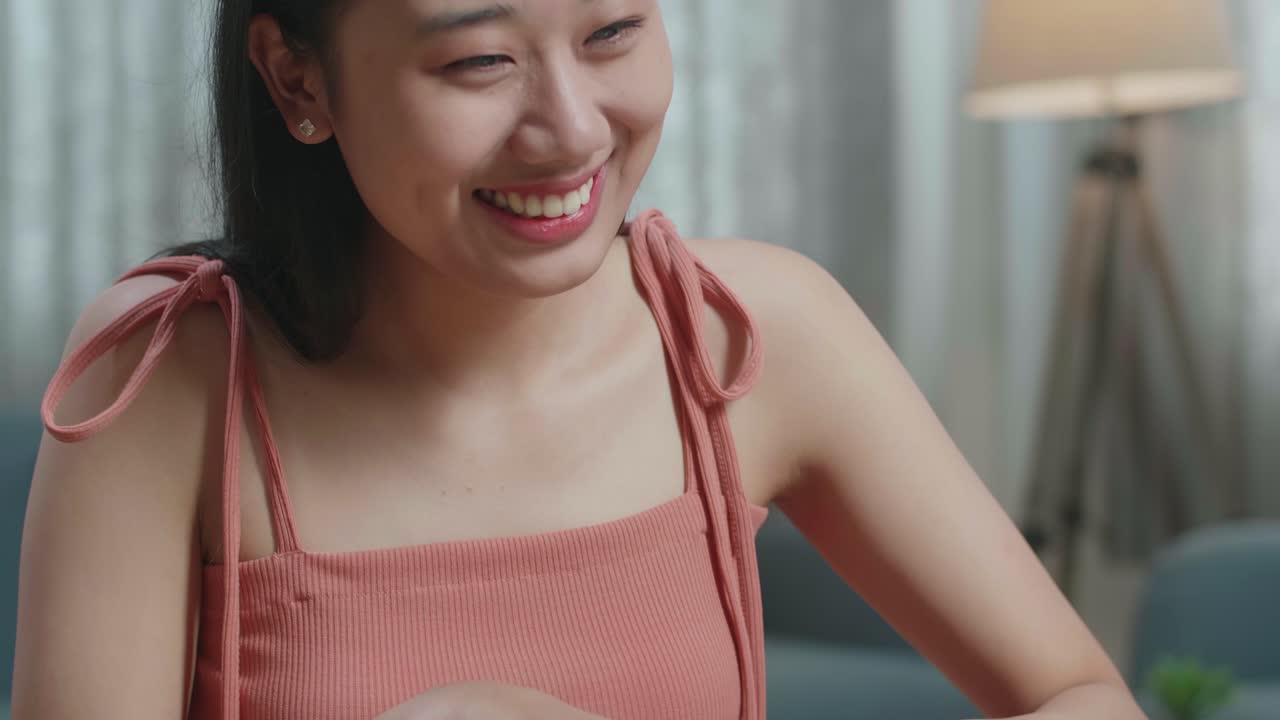 미소 짓는 젊은 여자