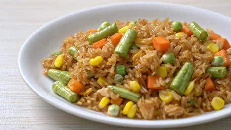 fried-rice-with-green-peas,-carrot-and-corn---vegetarian-and-healthy-food-style