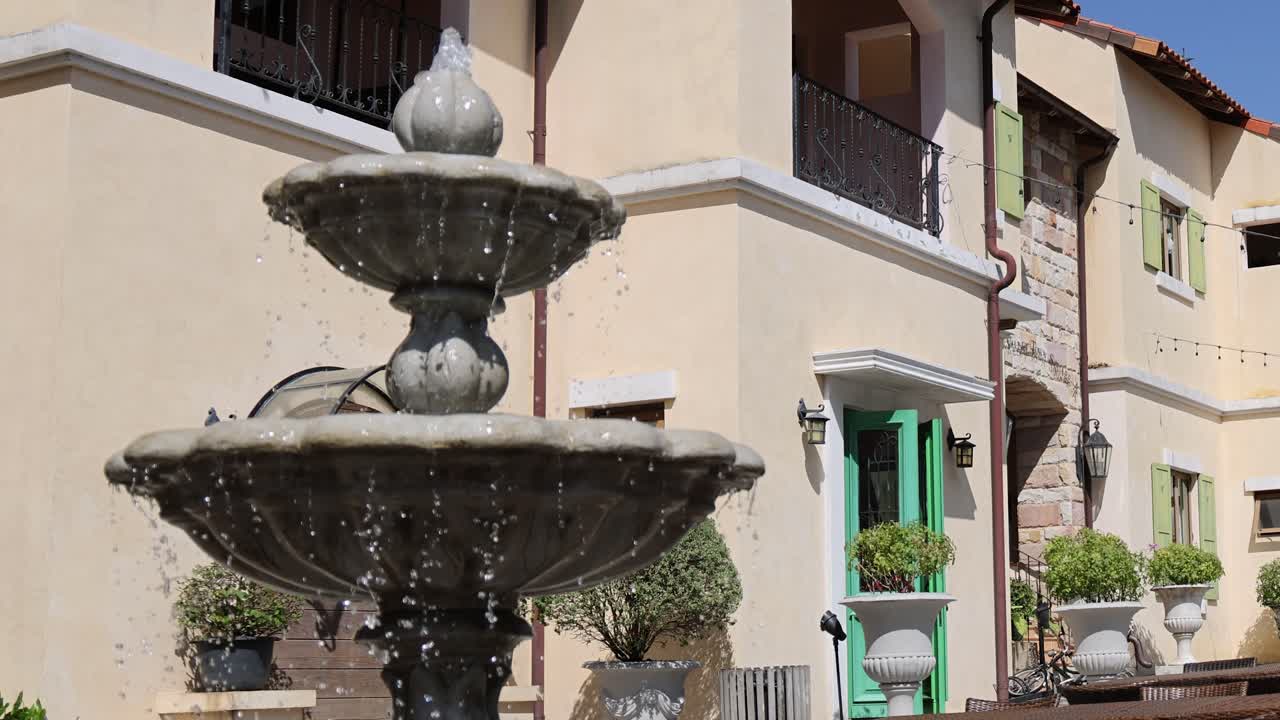 매력적 인 건물 앞 에 있는 물