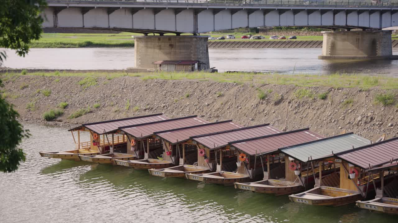 ukai, barcos de pesca de cormoranes japoneses tradicionales a lo largo del río nagara, gifu