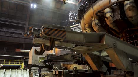 interior de la fábrica de acero con grúa y trabajadores