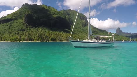 Sailbaot-in-Opunohu-during-a-sunny-day-in-French-polynesia-with-mountains