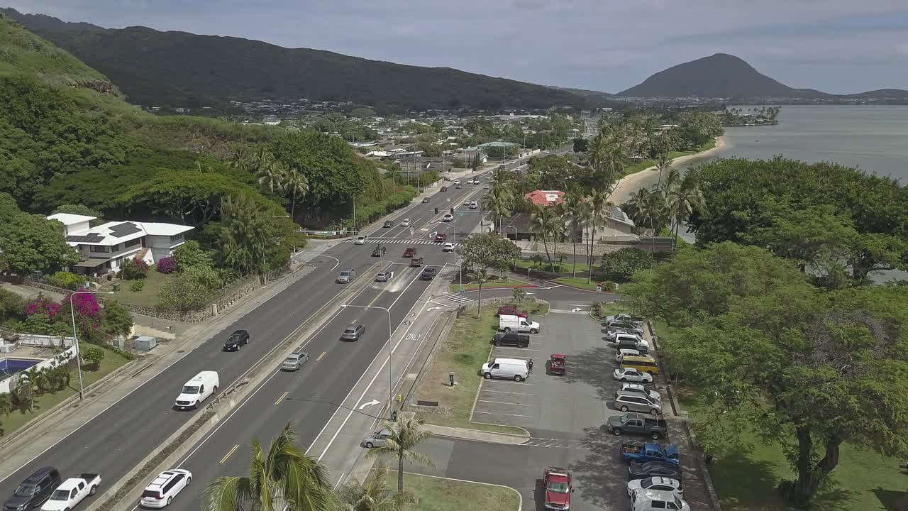 교통 및 견인 트럭이 있는 경치 좋은 하와이 고속도로