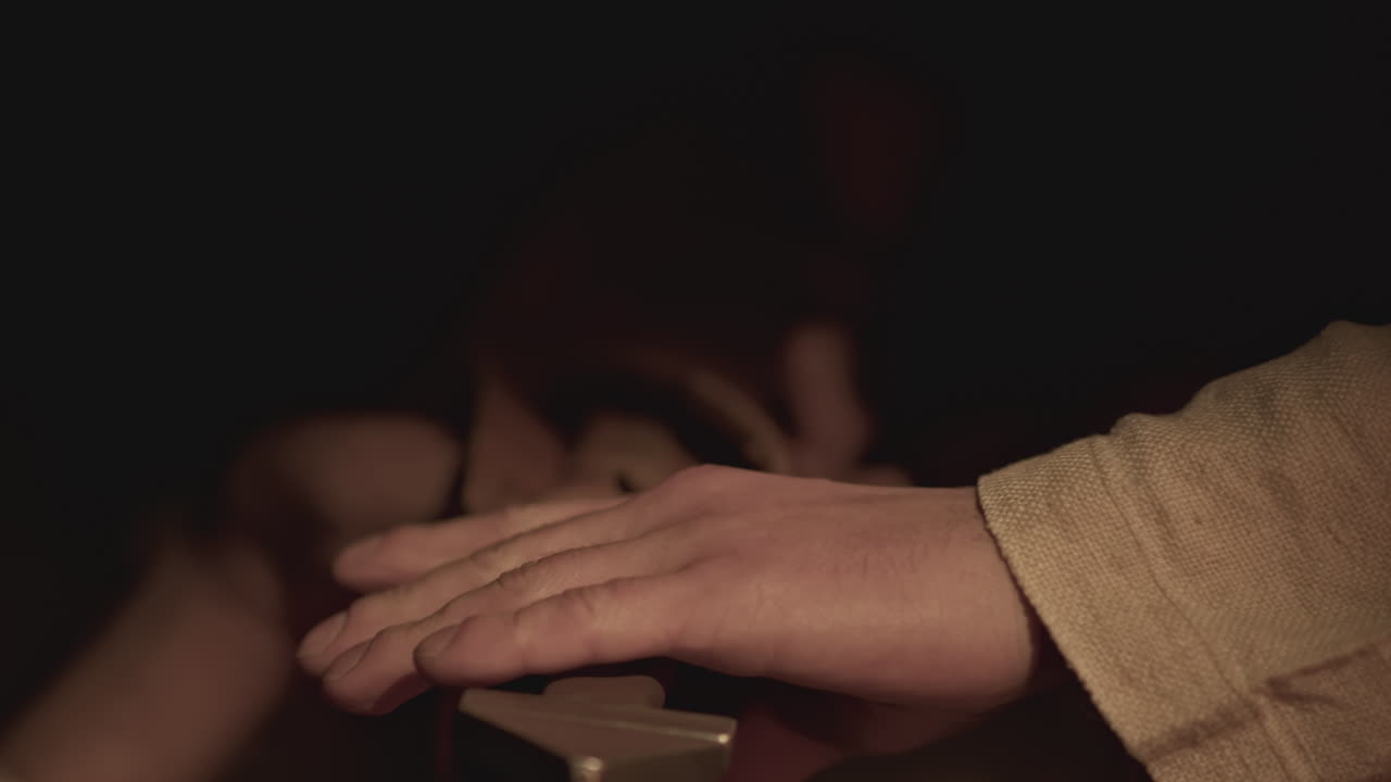 검 을 날카롭게 하는 사람