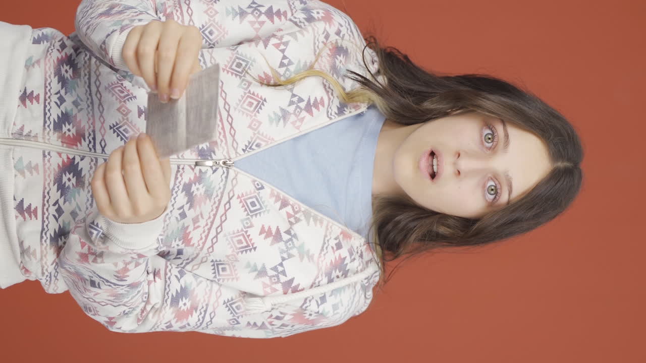 vídeo vertical de una mujer joven enojada con un pico alto.