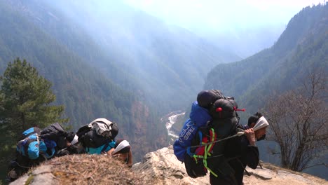 Namche-Bazar,-Nepal---14-De-Marzo-De-2022:-Algunos-Porteadores-Que-Llevan-Grandes-Cargas-De-Equipaje-A-Namche-Bazar-En-La-Caminata-Hacia-El-Campamento-Base-Del-Everest