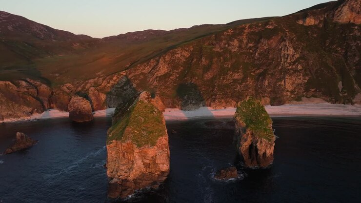 Splendida ora d'oro a Glenlough Bay, Contea di Donegal - Filmato cinematografico con drone 4K 37