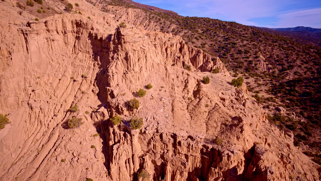 Ripresa aerea cinematografica di aspre scogliere di roccia rossa nel Nuovo Messico.