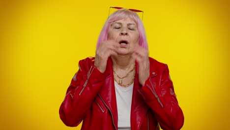 no saludable madura vieja abuela abuela tos cubriendo la boca con la mano, sentirse enfermo, alergia