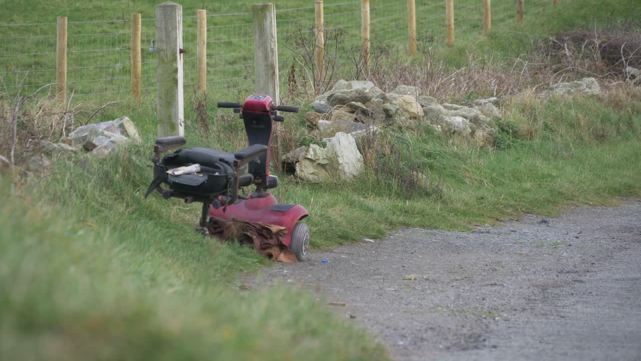 도로에 방치된 낡은 전기 이동성 스쿠터
