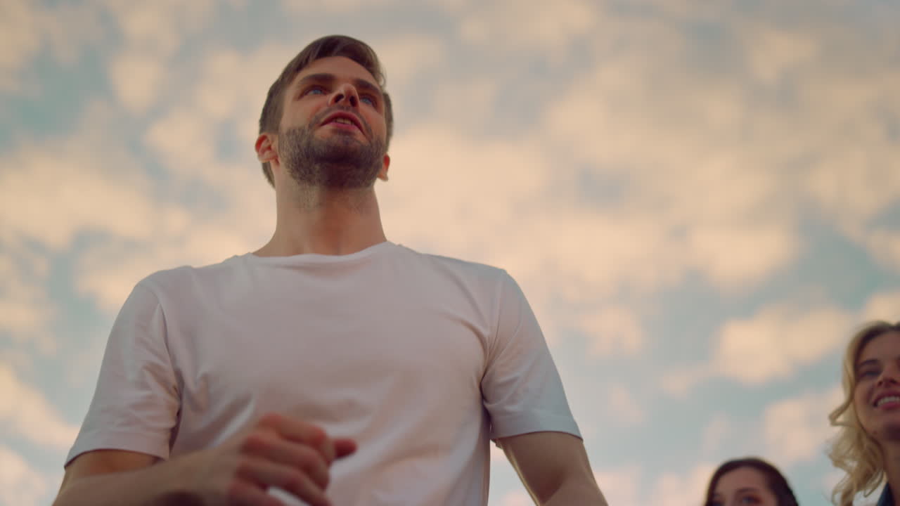 댄스 플로어에서 재미를 느끼는 잘생긴 남자. 댄스 배틀에 참여하는 행복한 남자