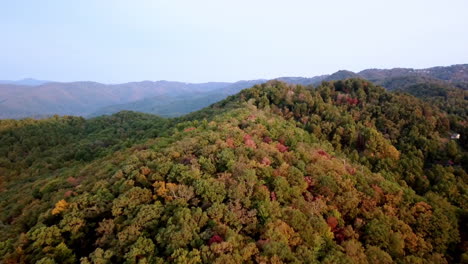 empuje aéreo hacia los colores del otoño al sur de roca que sopla nc, roca que sopla carolina del norte