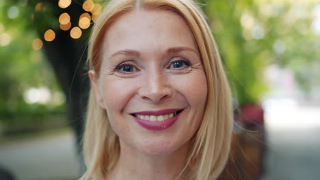 retrato de una mujer sonriente al aire libre
