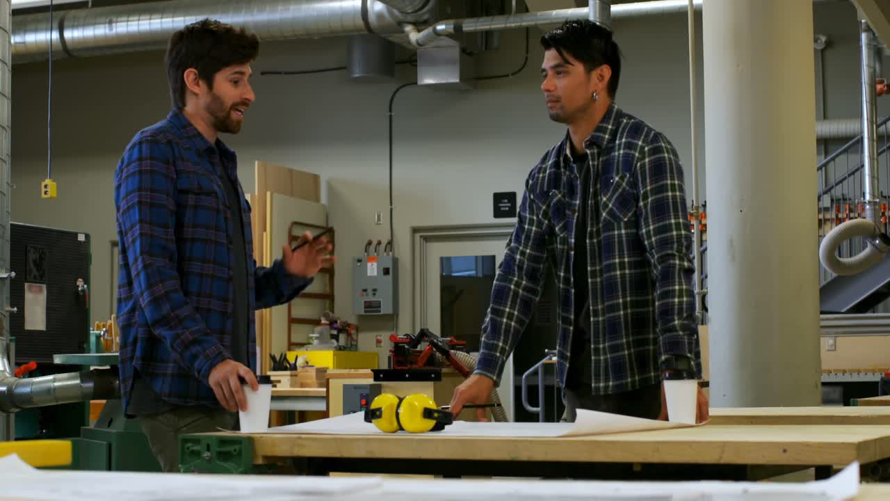 4k 워크 ⁇  에서 서로 상호 작용 하는 목수 들