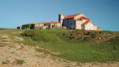 iglesia y monasterio abandonados en la cima de una colina