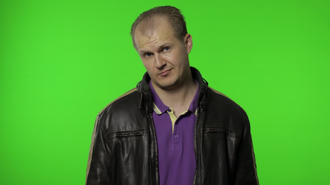 rocker hombre en chaqueta hace gesto de oración y mendicidad, suplicando con ojos humildes, por favor ayuda