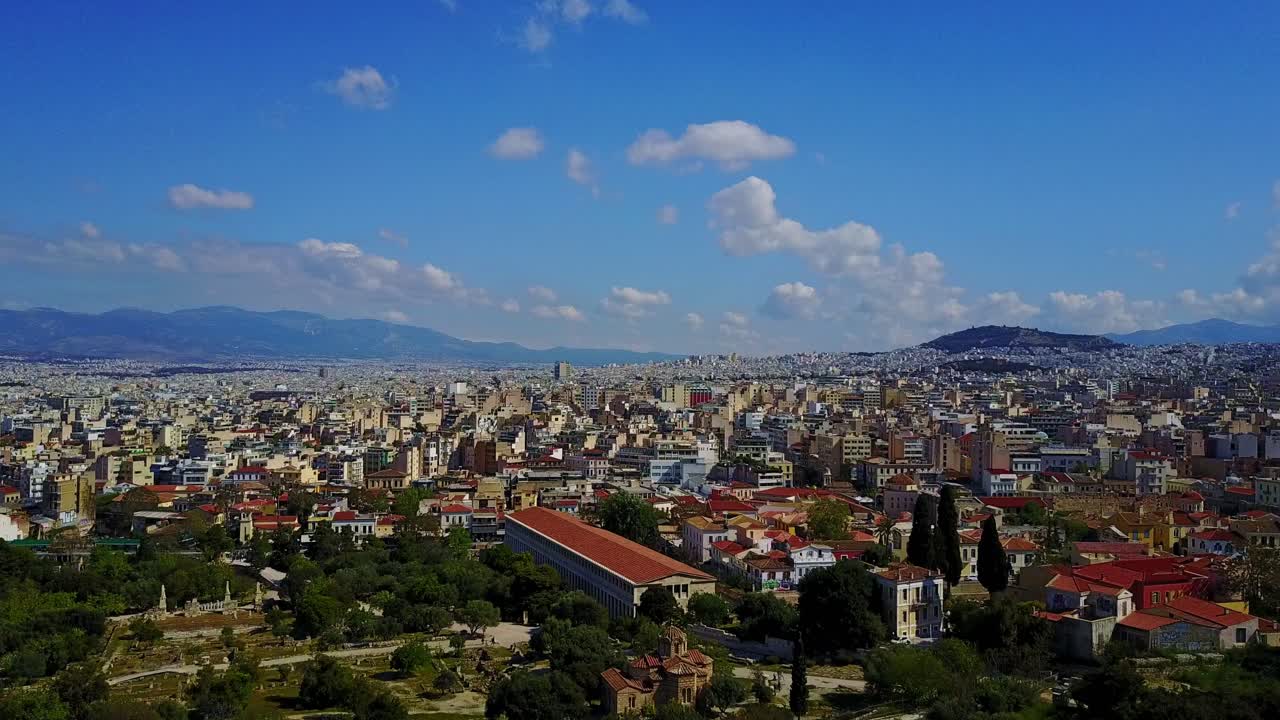 ciudad de atenas desde un avión no tripulado cerca del monumento de la acrópolis, grecia