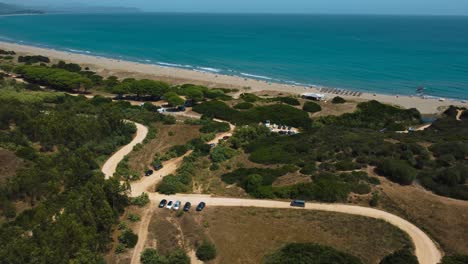 t4 vw volkswagen hippie bulli van car está conduciendo a lo largo de una carretera en la costa costera de la isla de cerdeña en italia con el mar azul y el horizonte