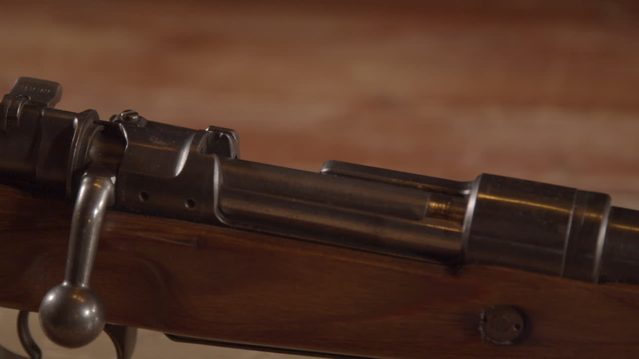 dolly macro de cerrojo cerrado del rifle mauser kar98