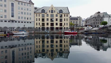 Tieffliegende-Drohne-In-Brosundet,-Ålesund