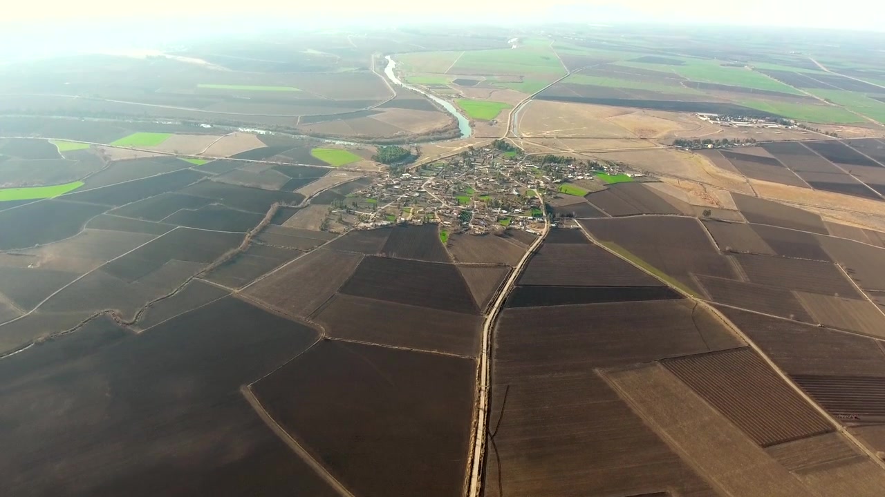 Vista aerea di terreni agricoli rurali e un piccolo villaggio